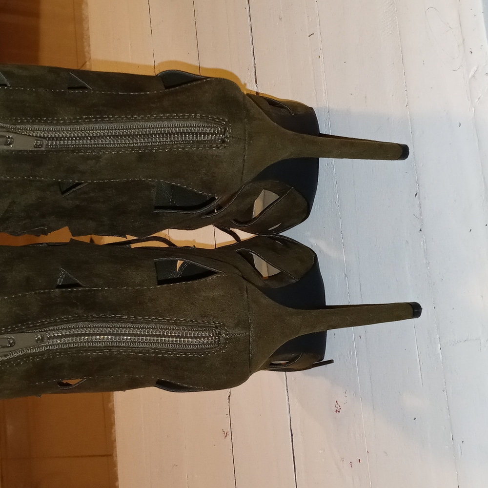Shoes - Picture 4 of 4